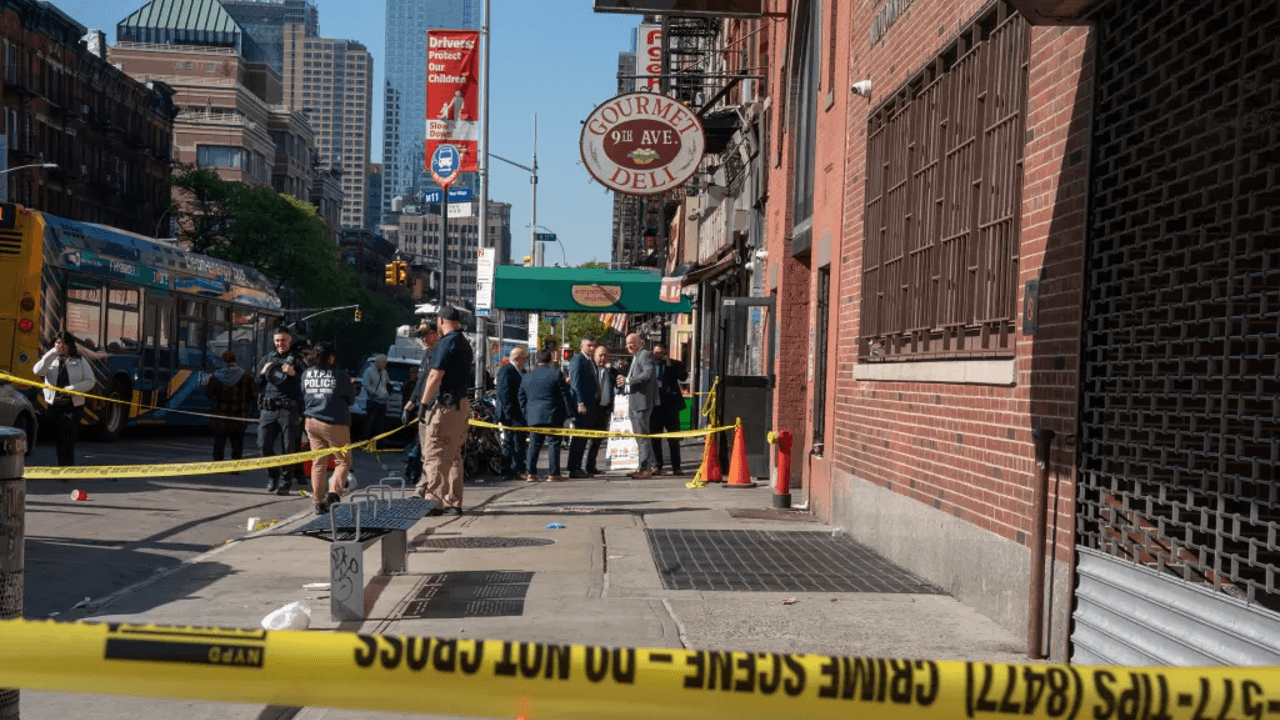 Man arrested for stabbing 2 men, 1 fatally outside Manhattan homeless drop-in site