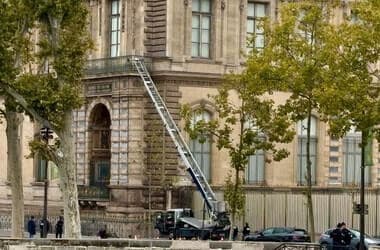 No security cameras covered Louvre balcony where thieves entered, director says - CNN